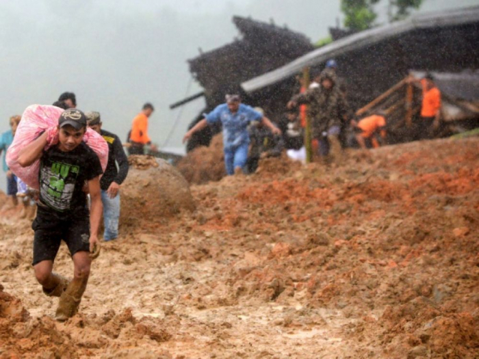   Glissement de terrain en Indonésie:   au moins neuf morts, des dizaines de disparus    