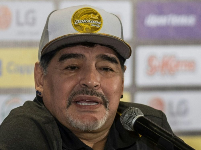 Maradona opéré avec succès, reste hospitalisé