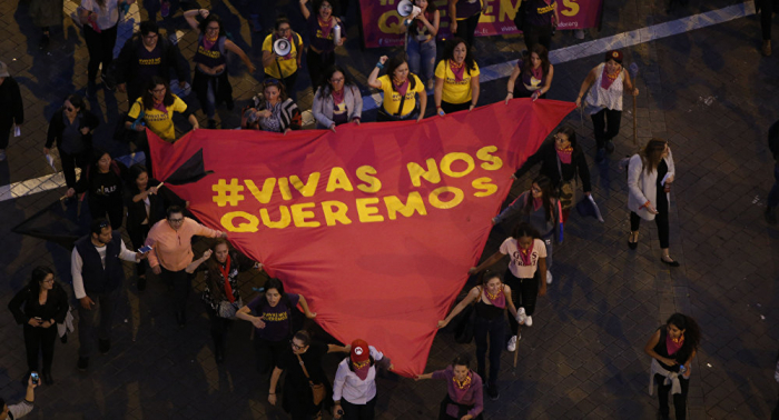 Miles de mujeres marchan en Ecuador contra feminicidios y violencia de género