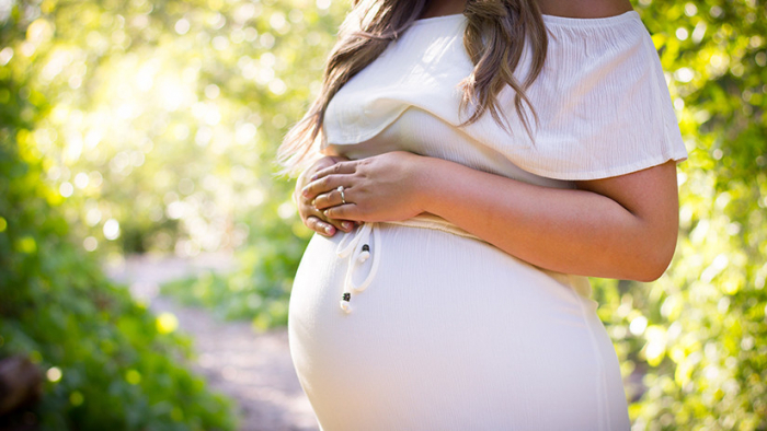   "Casi imposible"  : Mujer queda embarazada dos veces en una semana y da a luz a tres bebés