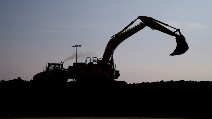 Abren con dos excavadoras una camioneta como si fuera una lata y roban 2,6 millones de dólares