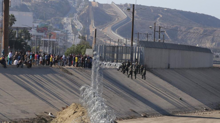 Gases lacrimógenos contra los migrantes