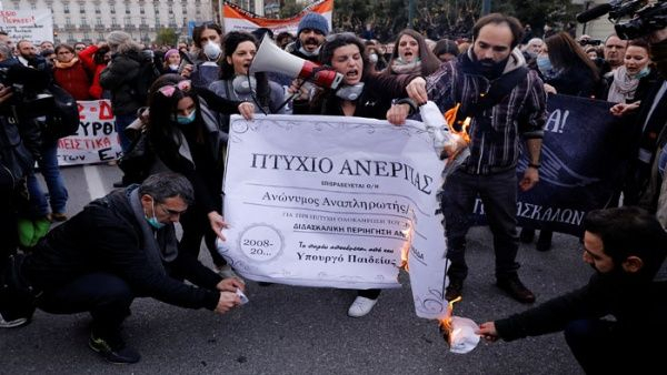 Maestros protestan para exigir más puestos de trabajo en Grecia