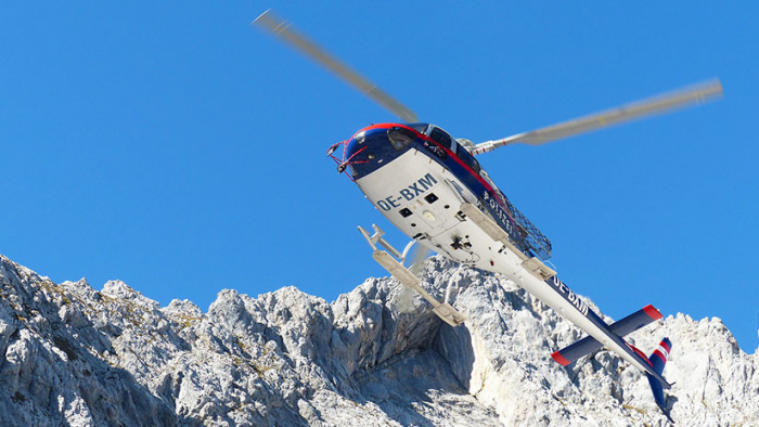   VIDEO  : Helicóptero rescata a un esquiador y casi roza la montaña con las hélices