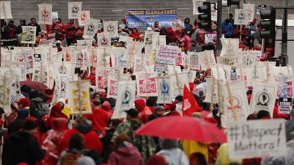   Más de 30.000 maestros se declaran en huelga en Estados Unidos  