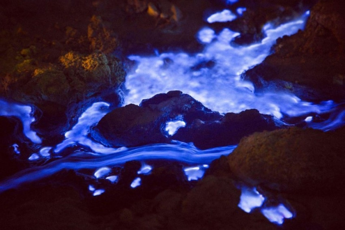 Pour quelles raisons la lave de certains volcans apparaît-elle bleue ?