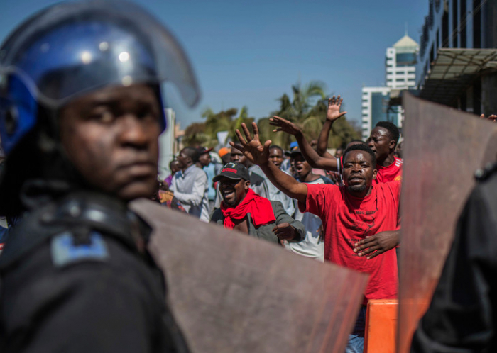 Zimbabwe: le président rentre en raison des manifestations