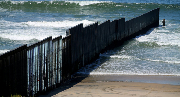   Gobierno EEUU considera usar fondos de desastres para muro fronterizo  