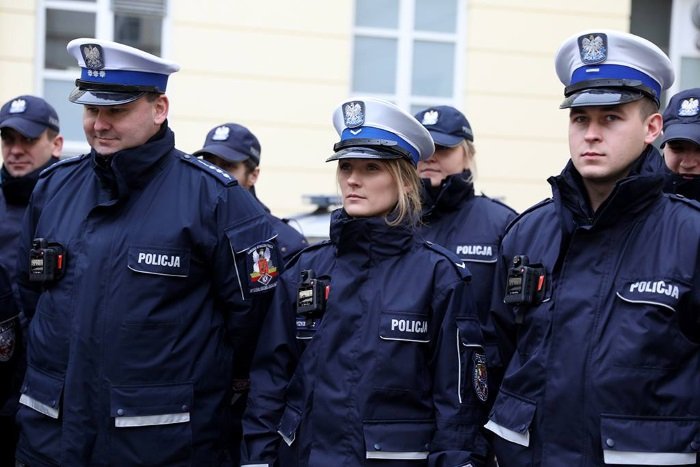 Car rams gate of Polish Presidential Palace