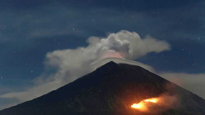   Indonesia  : El volcán Monte Agung entra en erupción en Bali