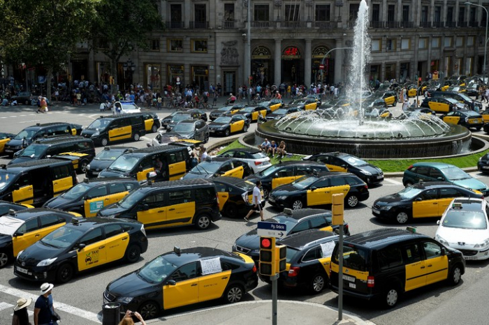  Les taxis en grève bloquent le centre de Barcelone  