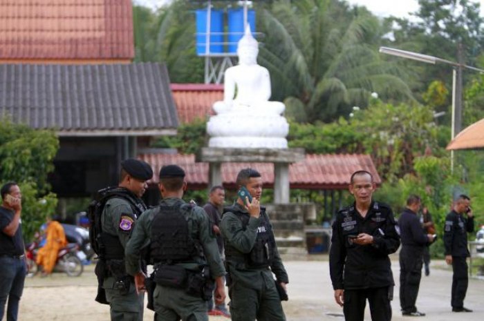 Gunmen kill two Buddhist monks in Thailand
