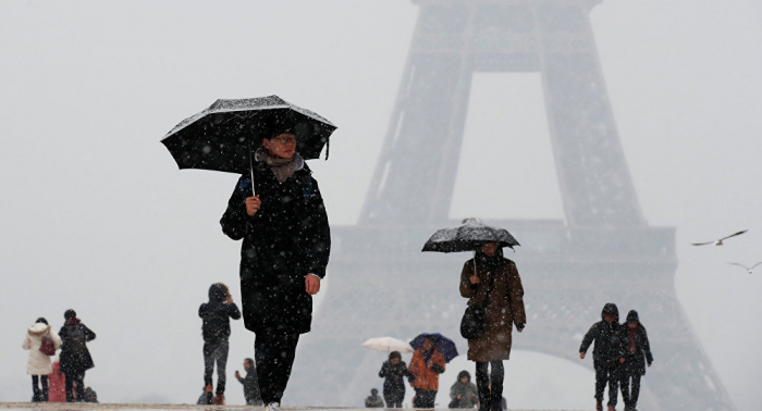 La Torre Eiffel, cerrada a turistas por una fuerte nevada