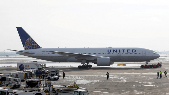 Demandan a United Airlines por un accidente en el que los pilotos casi fueron "succionados fuera del avión"