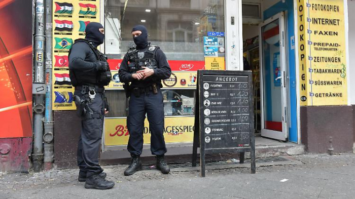 Mehrere Polizisten sollen mit Clans kooperieren