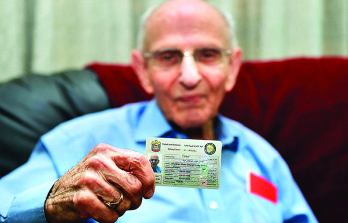 عمره 97 عاماً ويجدد رخصة قيادته في دبي