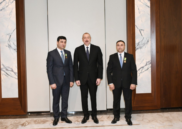  Ilham Aliyev décore les frères Chirinov de la Médaille de la bravoure 