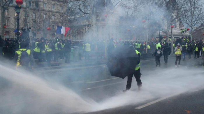 Macron sopesa referéndum para acabar con los     “chalecos amarillos”    