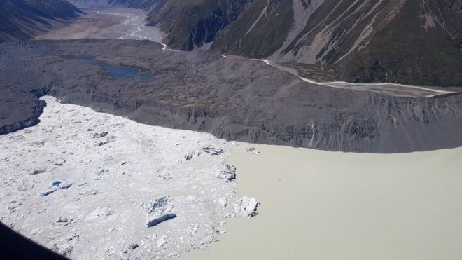Tasman Glacier: Huge ice chunks break off New Zealand glacier