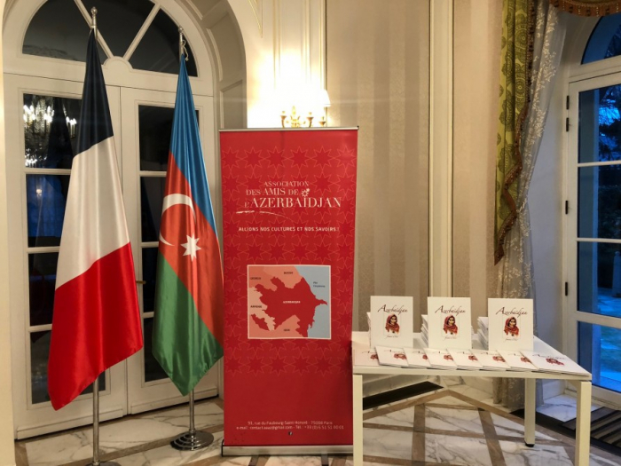   Libro que trata de las mujeres azerbaiyanas  