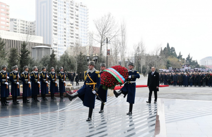 Präsident Aliyev nimmt am Marsch teil 