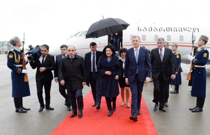  Georgiens Präsidentin Surabischwili zu Besuch in Aserbaidschan eingetroffen 