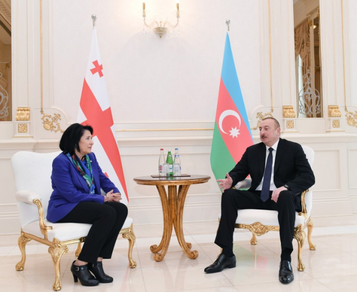   Präsident Ilham Aliyev und Präsidentin Salome Surabischwili treffen sich unter vier Augen  