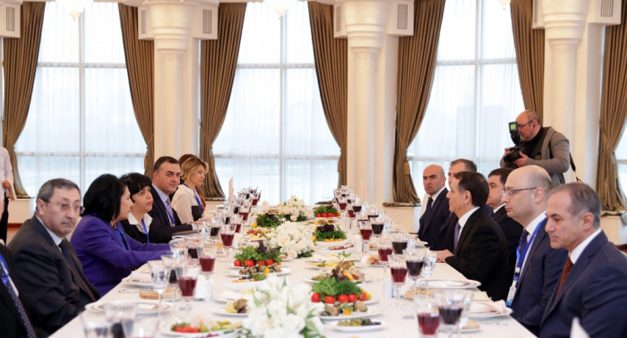 Presidenta de Georgia se reúne con el premier de Azerbaiyán 
