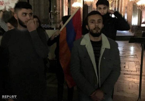  In Paris griffen die Armenier die Kirche an, wo die Veranstaltung im Zusammenhang mit dem Völkermord von Chodschali stattfand 