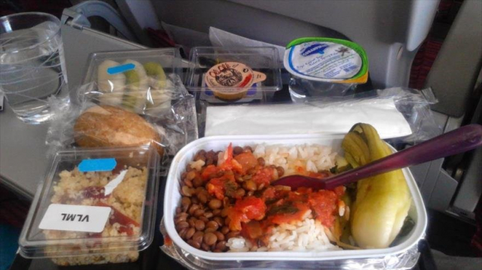 Pasajero de avión encuentra diente humano en su comida