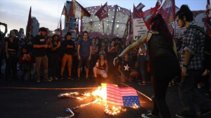   Argentinos queman bandera de EEUU por su injerencia en Venezuela  