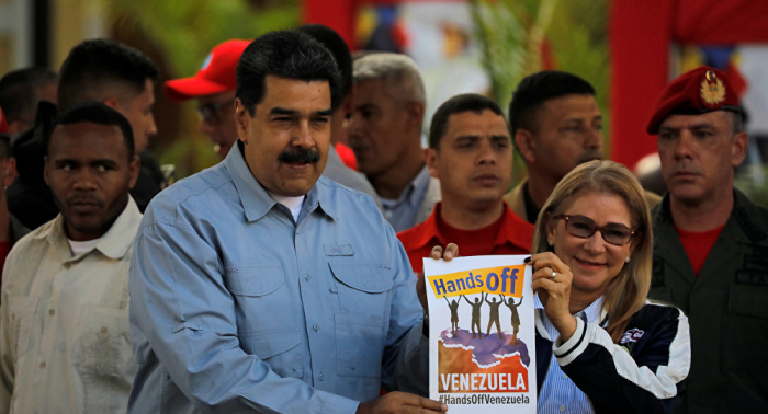 الرئيس الفنزويلي وزوجته يوقعان على عريضة موجهة إلى ترامب