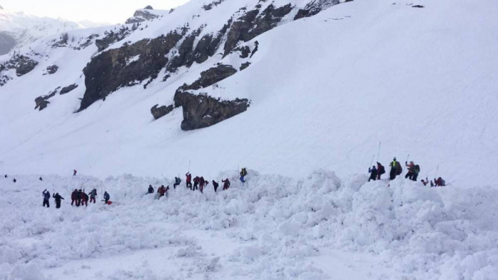 Avalanche dans les Alpes suisses :  un mort, trois blessés, arrêt des recherches 