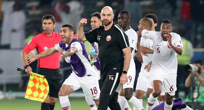 مدرب قطر يهاجم الإماراتيين... ويفجر مفاجأة "ما قبل مباراة النهائي"