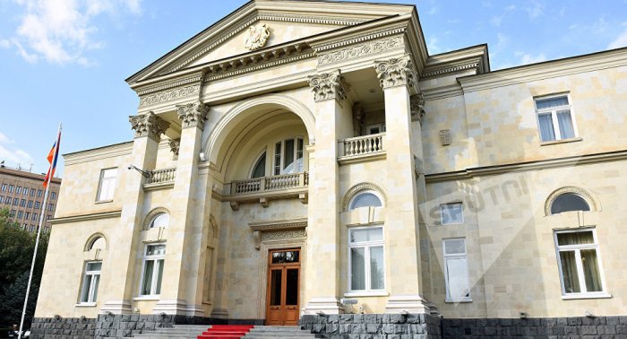 Paşinyanın iqamətgahından xatirə sikkələri oğurlanıb 