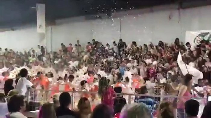Argentina carnival stand collapses injuring 34 -    VIDEO    