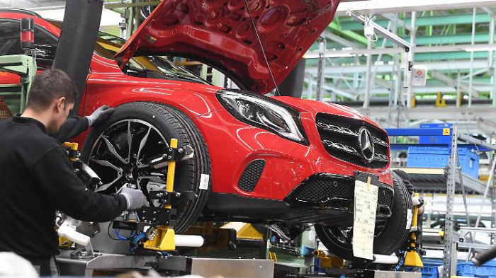 Daimler verkauft weniger Autos