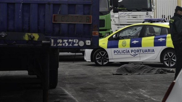 Muere un niño migrante atropellado por un camión en el puerto de Ceuta