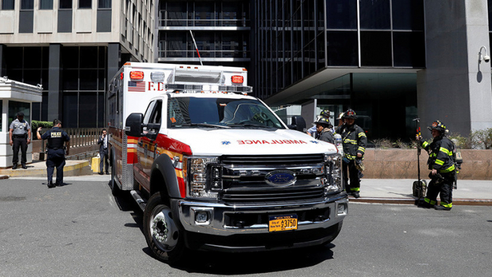  Nueva York: Varios peatones heridos al volcar un camión de la basura  