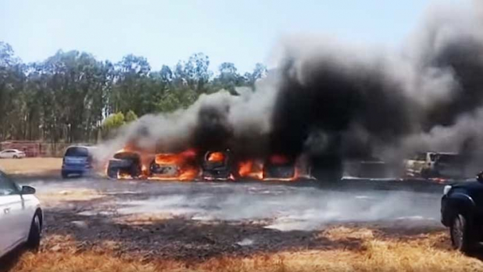 Más de 300 vehículos arden en la India durante una exposición militar