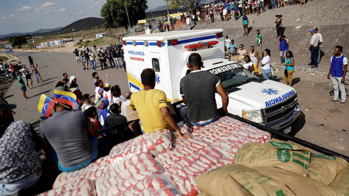   Al menos 10 heridos al arder un camión con "ayuda humanitaria" en la frontera entre Venezuela y Colombia  