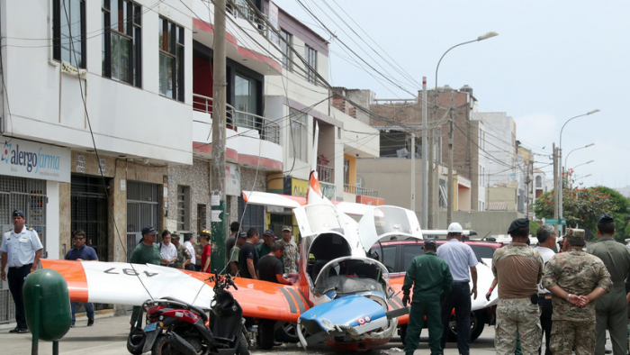     VIDEO  : Una avioneta militar se estrella en una calle de Lima y deja dos heridos  