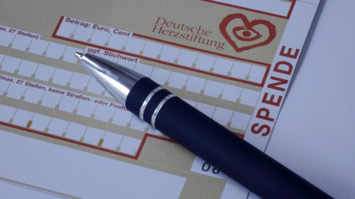 Weniger Menschen spenden mehr Geld