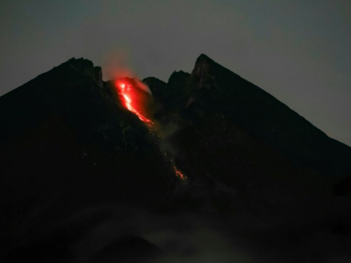   Indonésie:   le volcan Merapi en éruption