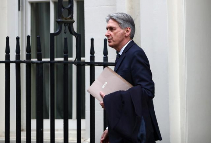 Hammond says no-deal Brexit would be 