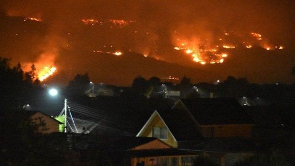   Incendios forestales dejan 2 muertos y 121 damnificados en Chile  