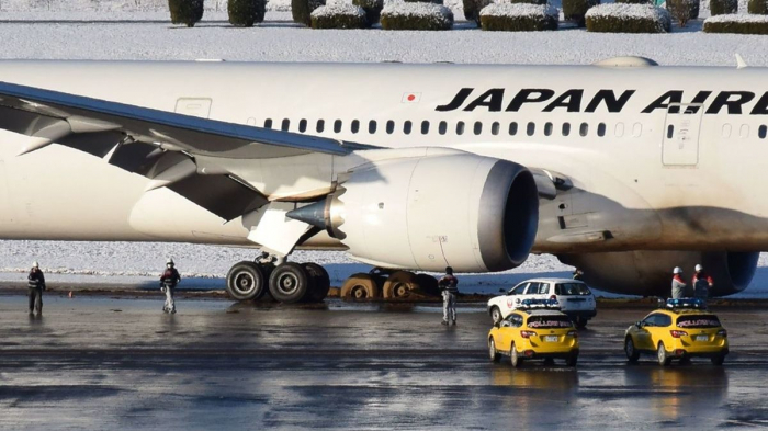  Un avion sort de piste à Tokyo  