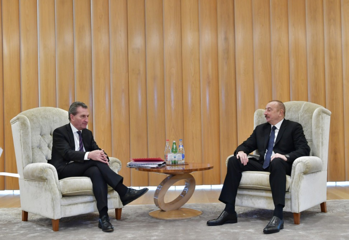   Präsident Ilham Aliyev trifft sich mit EU-Kommissar für Finanzplanung und Haushalt  