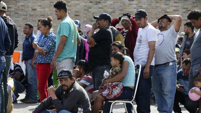 Una nueva caravana de migrantes acampa cerca de una sección relativamente abierta de la frontera de EE.UU.