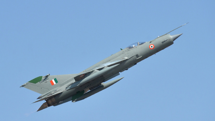 India anuncia haber derribado un avión de combate pakistaní y perdido una aeronave propia